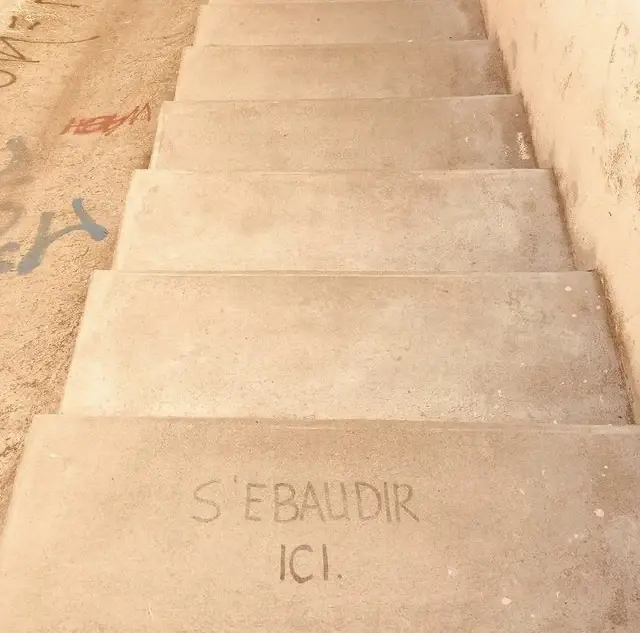illustration de marches en pierre ou il et inscrit: "s'ébaudir ici"