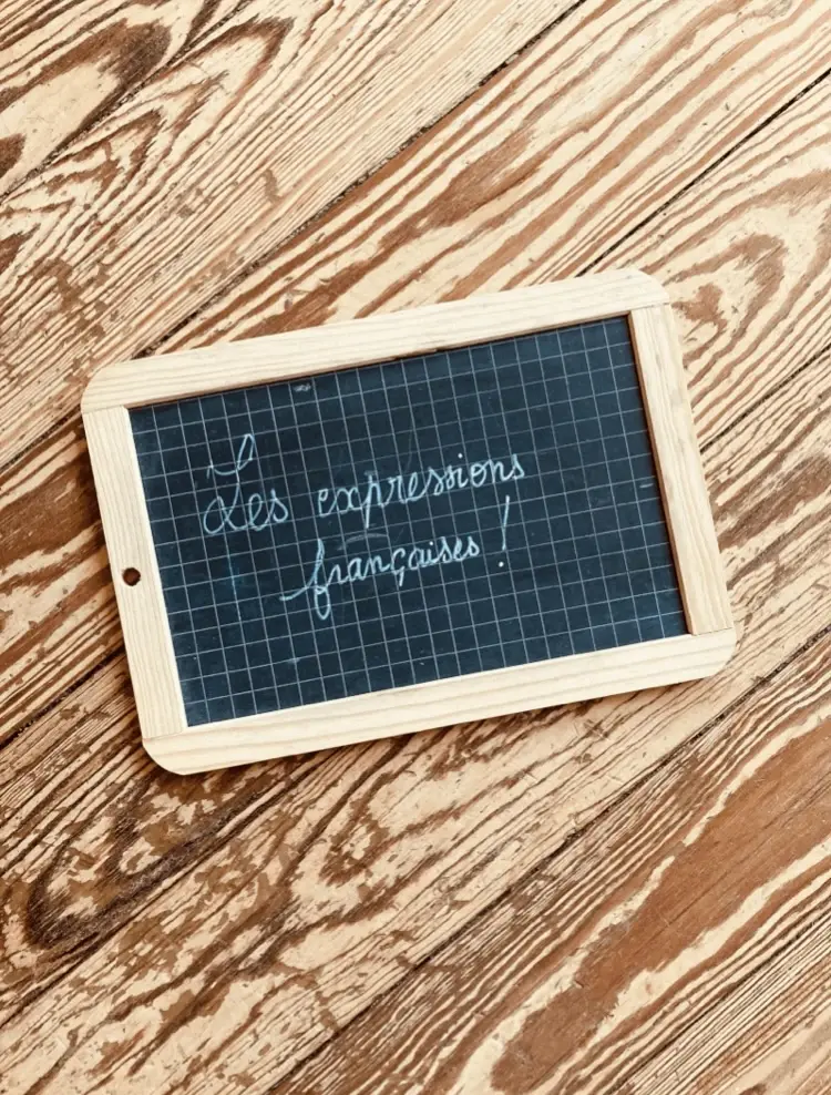 illustration montrant un petite tablette sur une table ou l'on écrit à la craie
