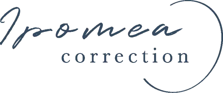 le logo ipoméa est les mots: ipoméa correction écrit avec un courbe autour