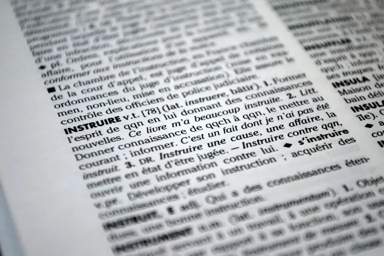 Page de dictionnaire sur le verbe instruire